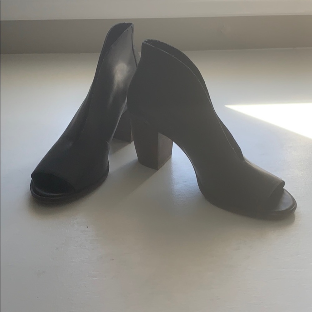 Open toe split front wedge